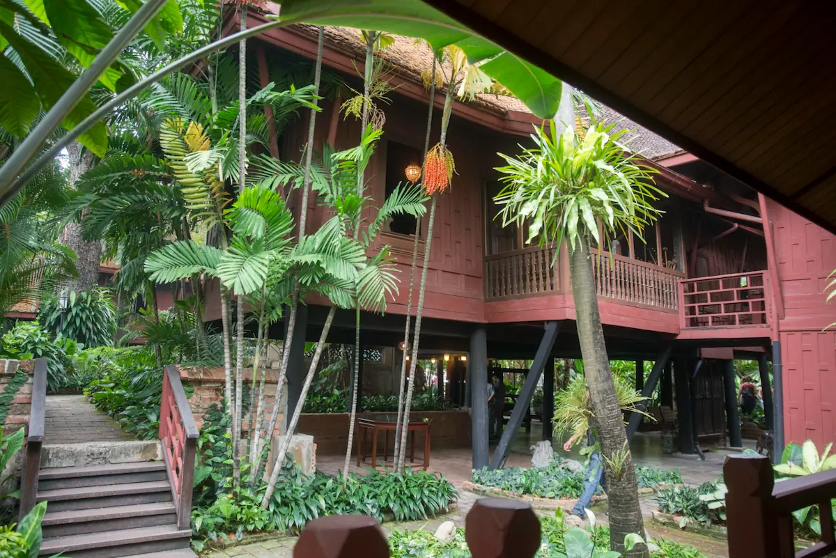 Rumah Tropis dengan Elevasi Lantai Tinggi